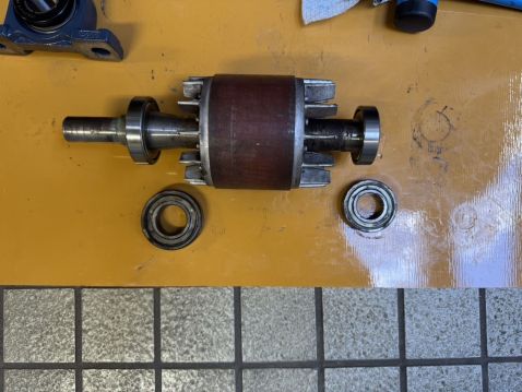 東京都　送風機　メンテナンス実績 モーター軸受　交換前・交換後