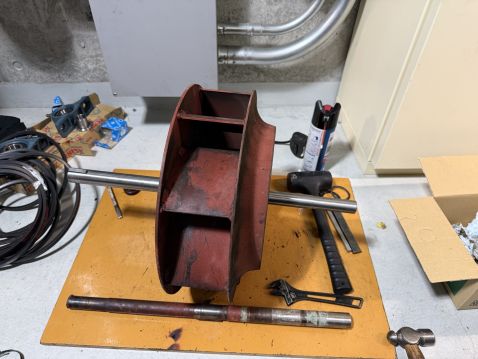 東京都　AHU（エアハンドリングユニット）メンテナンス実績 ファン主軸　交換前・交換後