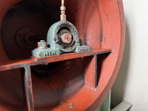 東京都　AHU（エアハンドリングユニット）メンテナンス実績 ファン軸受　交換前・交換後