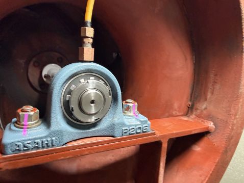 東京都　AHU（エアハンドリングユニット）メンテナンス実績 ファン軸受　交換前・交換後