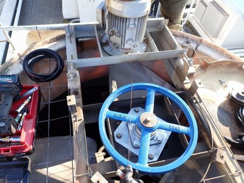 東京都　冷却塔　施工実績 芯出し調整