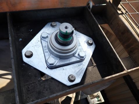 東京都　冷却塔　施工実績 ファンベアリングボックス　交換前・交換後