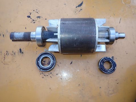 東京都　冷却塔　施工実績 モーター軸受　交換前・交換後