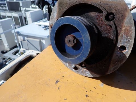 東京都　冷却塔　施工実績 モータープーリー　交換前・交換後