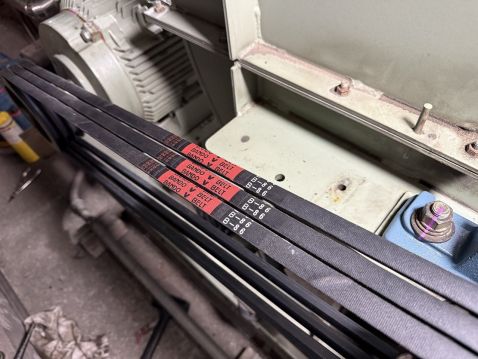 東京都 送風機 メンテナンス実績 Vベルト 交換前・交換後